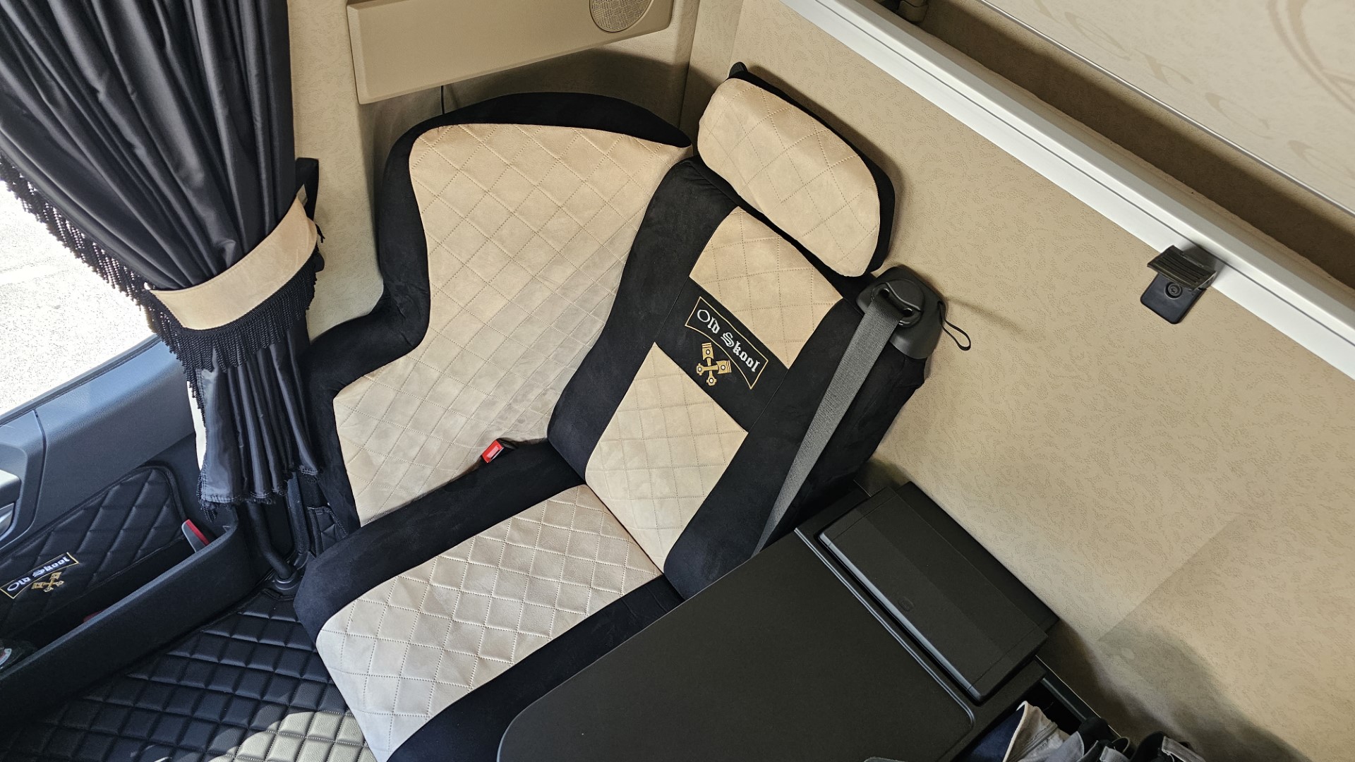Adomo LKW-Shop  Sitzbezüge für Actros MP5 und MP4, mit Sitzecke