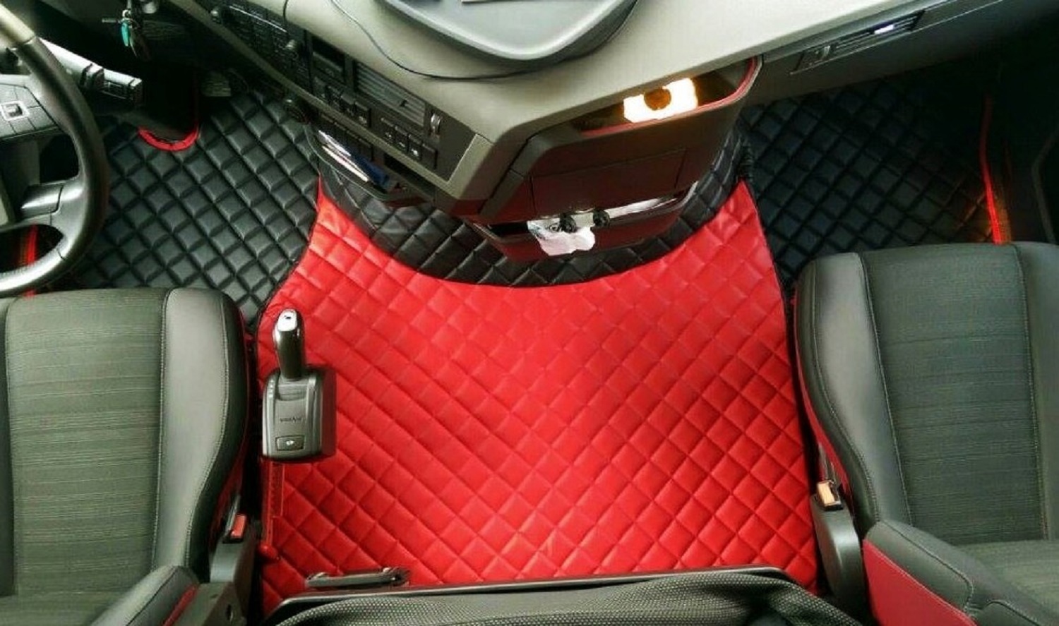 Adomo LKW-Shop, Kunstlederfußmatten mit Sitzsockel für Volvo FH4, FH5  schwarz-rot-matt
