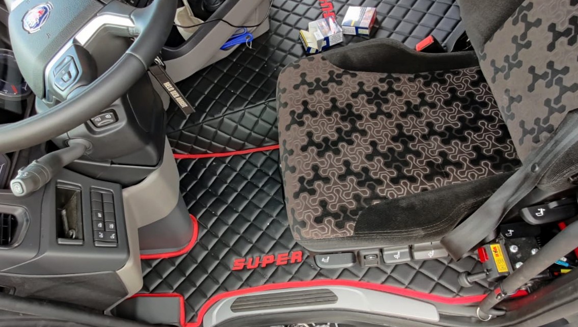 Kunstleder Fußmatten für SCANIA R ab 2017, klappbarer Beifahrersitz in  schwarz, rot umrandet, SUPER