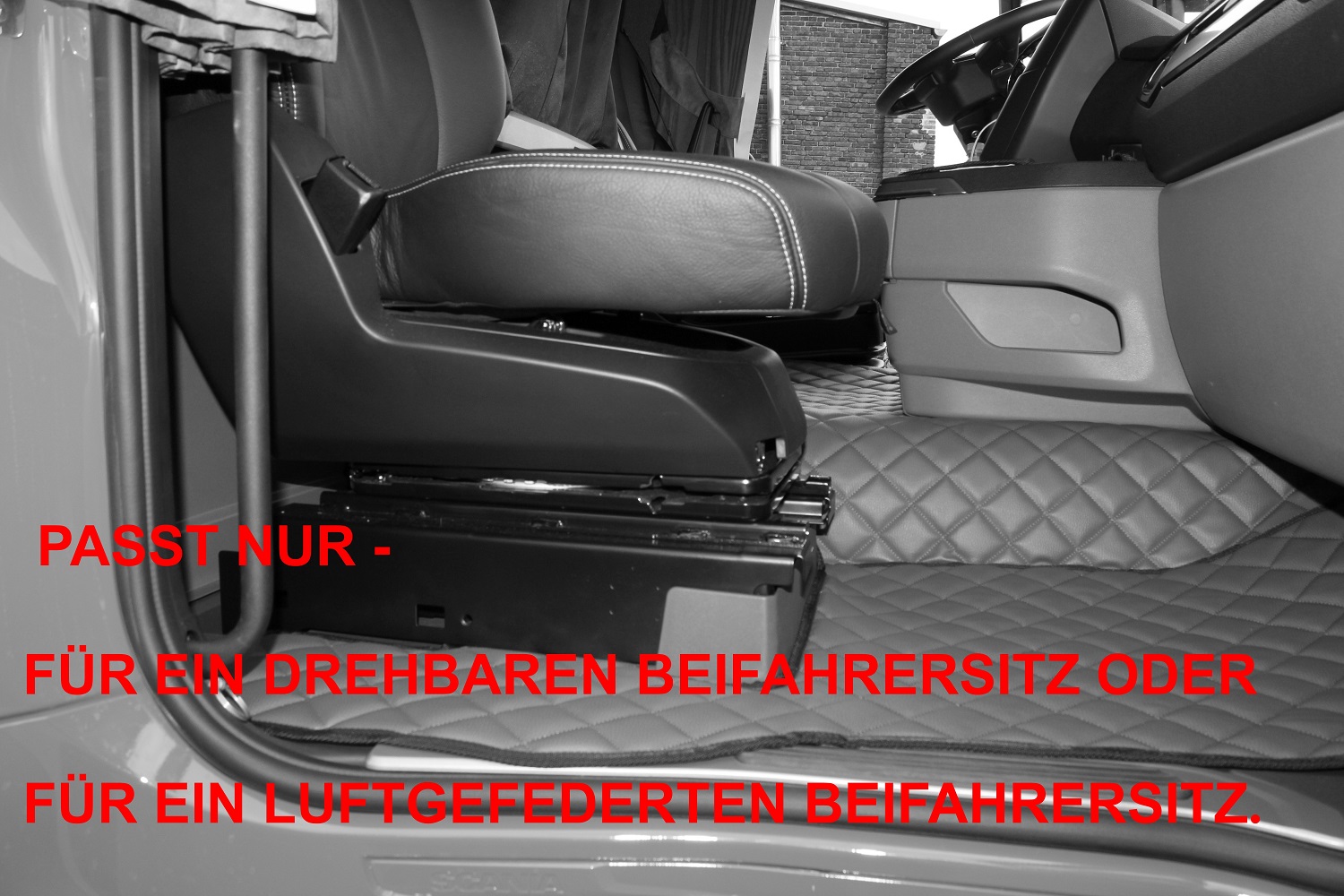 Kunstleder Fußmatten für SCANIA R ab 2017 New Generation,  drehbar/luftgefederte Beifahrersitz in braun-matt-glatt, Umr. schwarz
